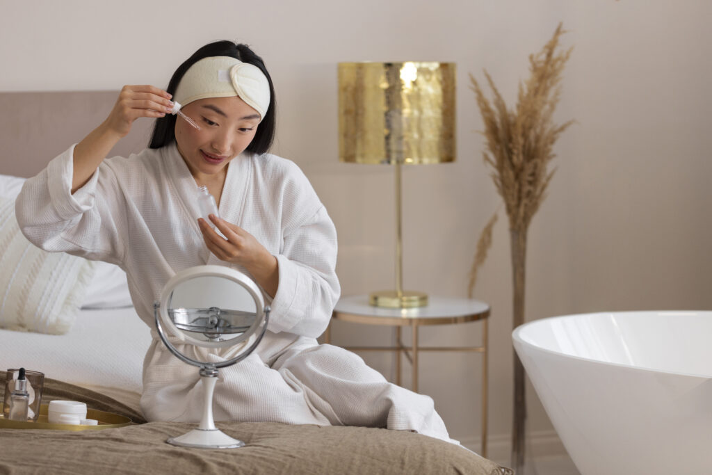 The Ultimate Morning and Evening Skincare Routine for Healthy, Glowing Skin Evening skincare routine with cleansing retinol and moisturizer